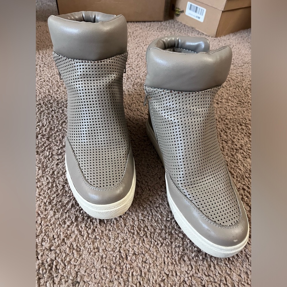 Trash wedge boots